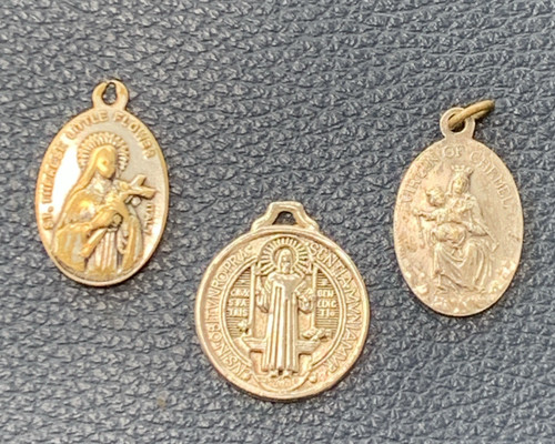 Vintage prayer medals st - 3x,