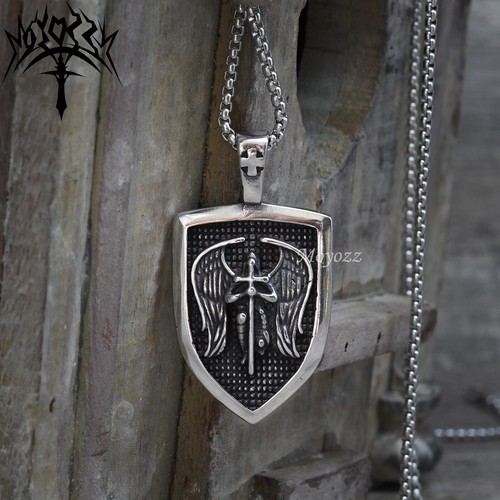 Collana con ciondolo scudo